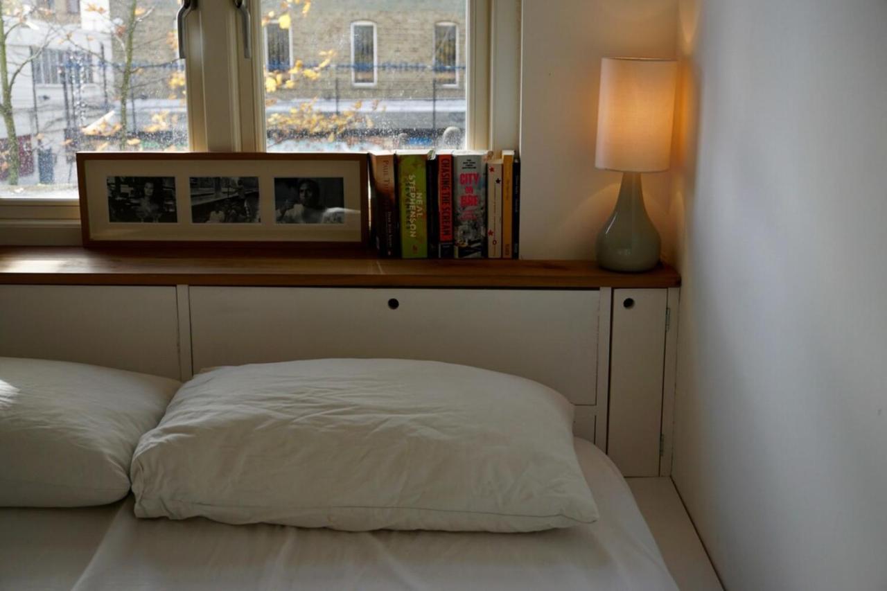 Beautiful Canalside 1-bedroom Flat With Terrace Londres