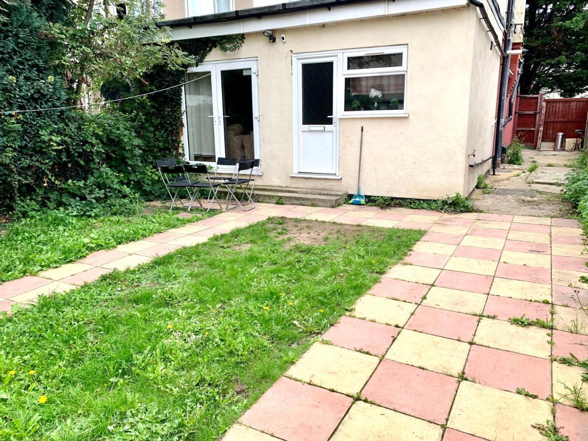 2 Bedroom Apartment, Kitchen, Reception And Private Garden Londres