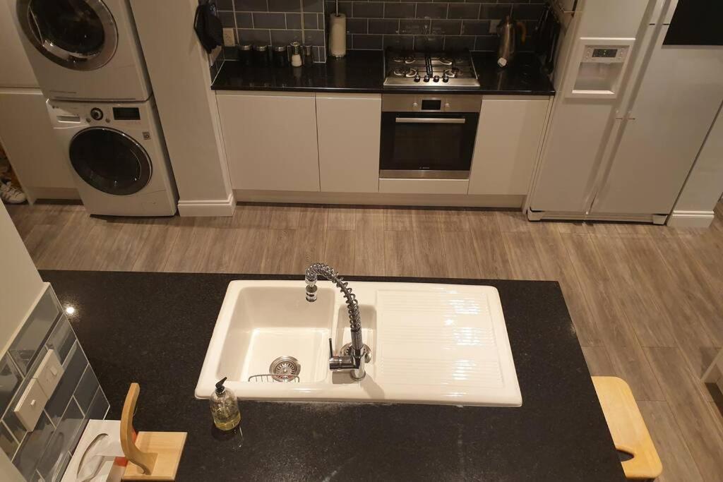 Apartment Spacious 2 Bed In Gated Community Up To 6 Guests London