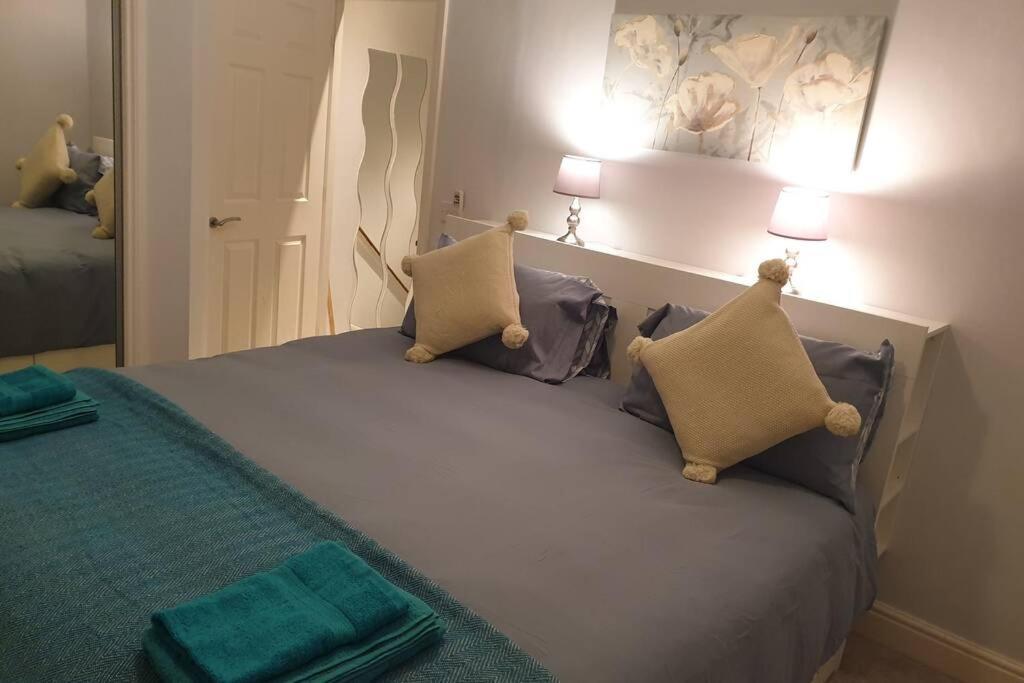 Spacious 2 Bed In Gated Community Up To 6 Guests London