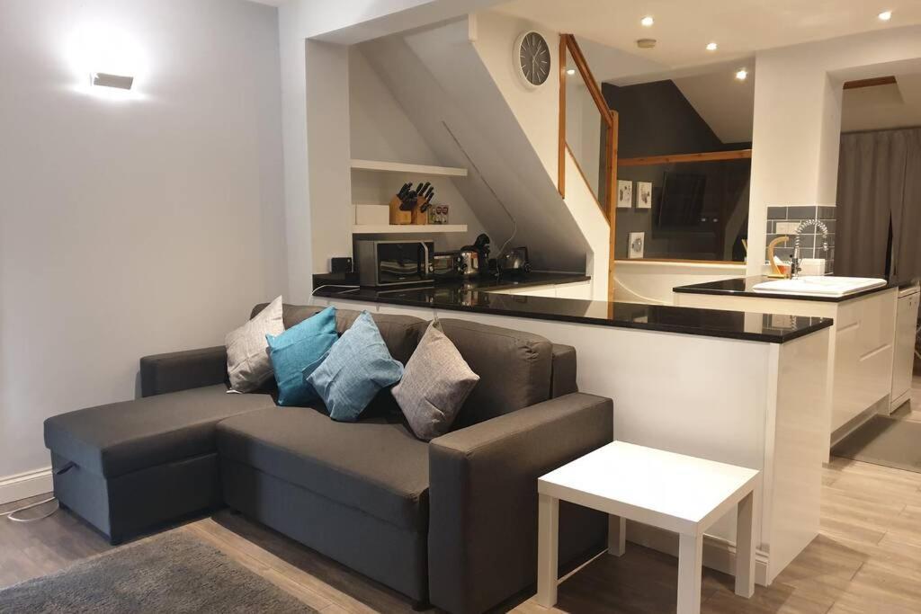 Spacious 2 Bed In Gated Community Up To 6 Guests Apartment London