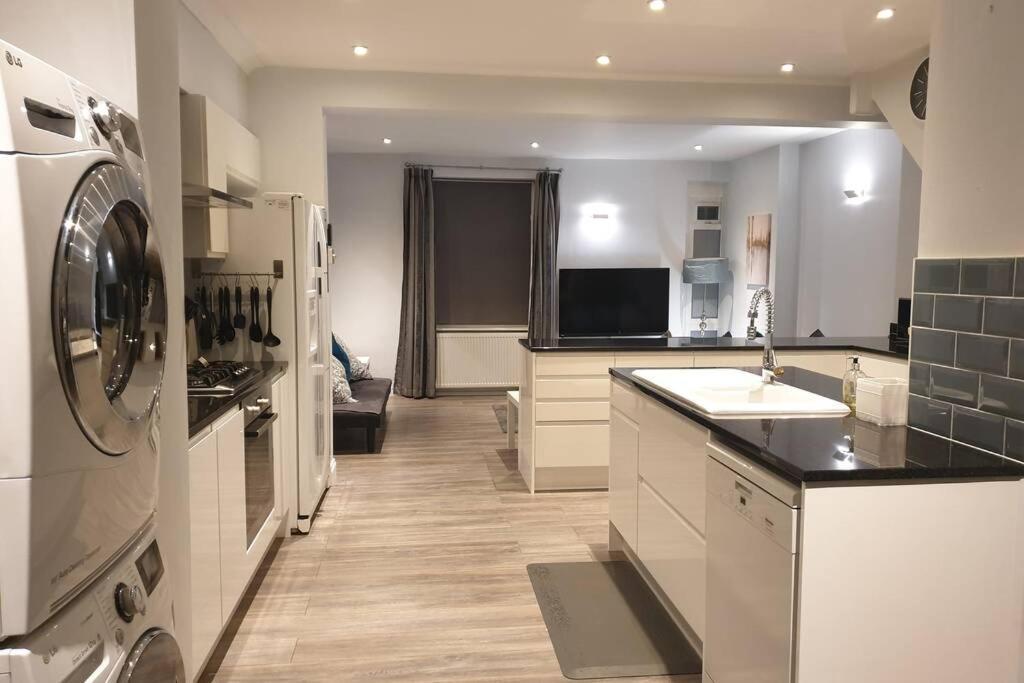 Spacious 2 Bed In Gated Community Up To 6 Guests