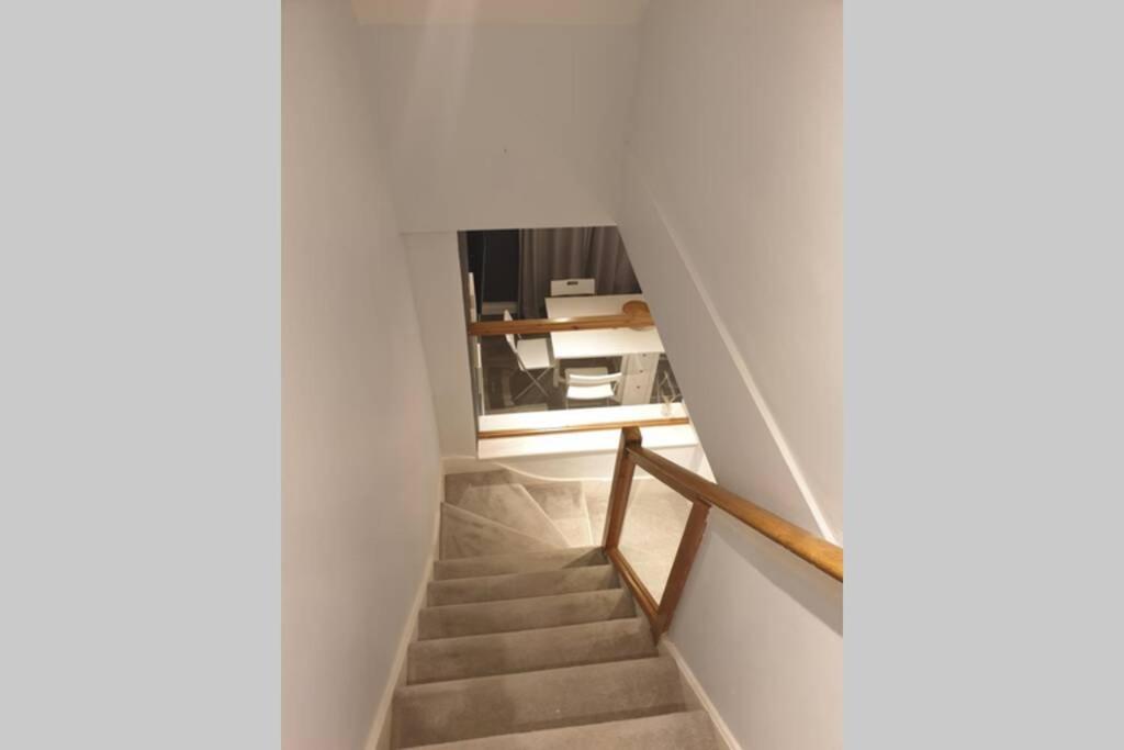 Spacious 2 Bed In Gated Community Up To 6 Guests * London