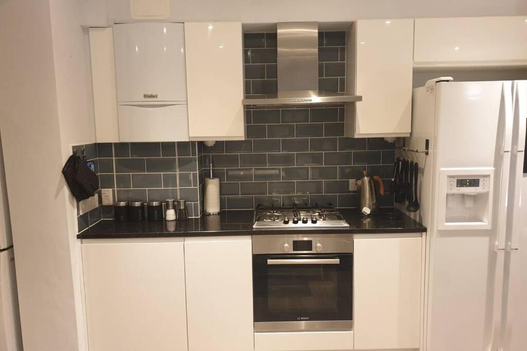 Spacious 2 Bed In Gated Community Up To 6 Guests London