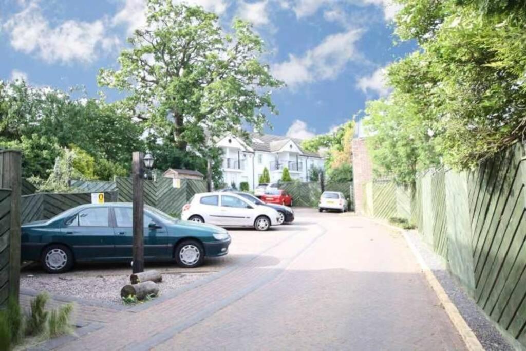 Spacious 2 Bed In Gated Community Up To 6 Guests * London