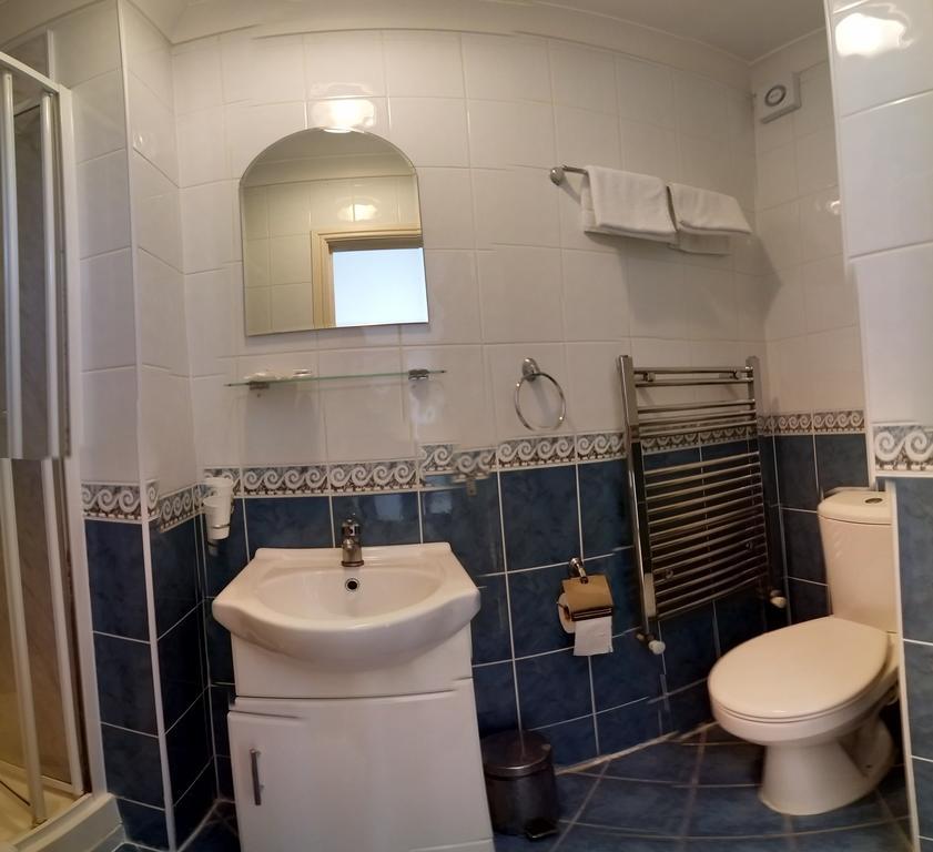 Corner House Hotel 3*