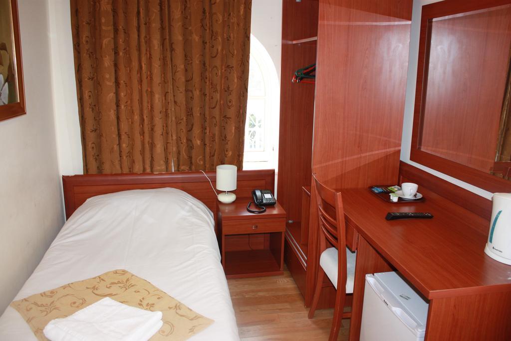 Corner House Hotel 3*