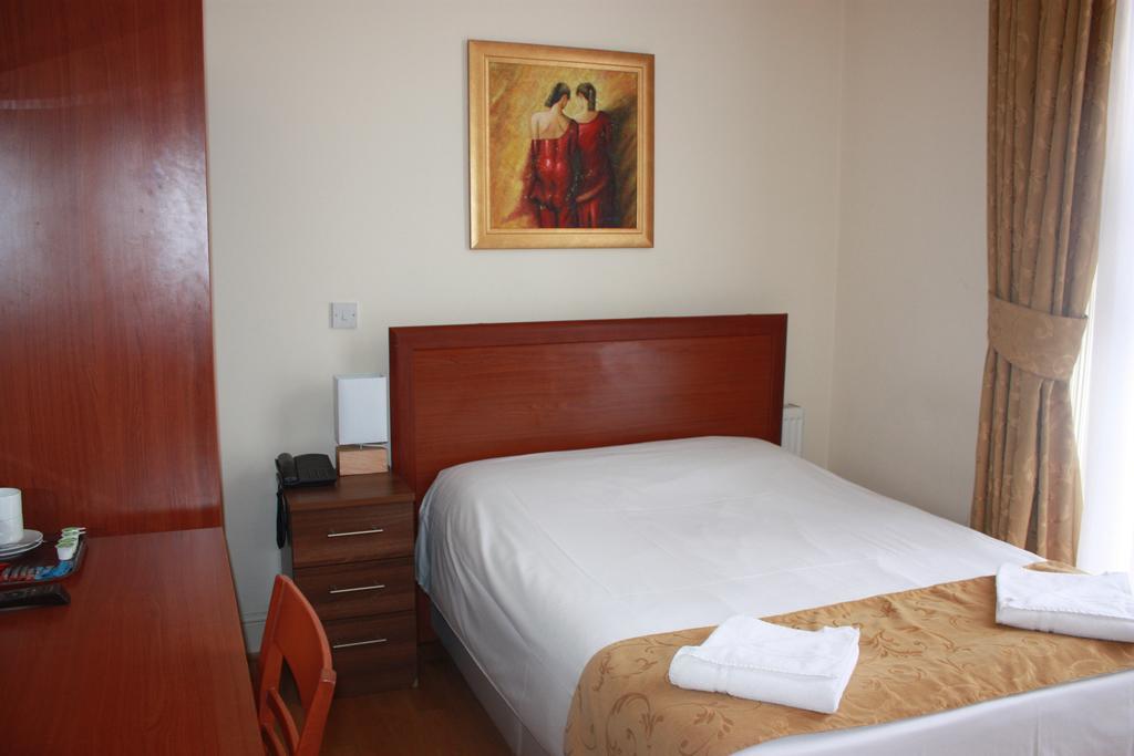 Hotel Corner House 3*