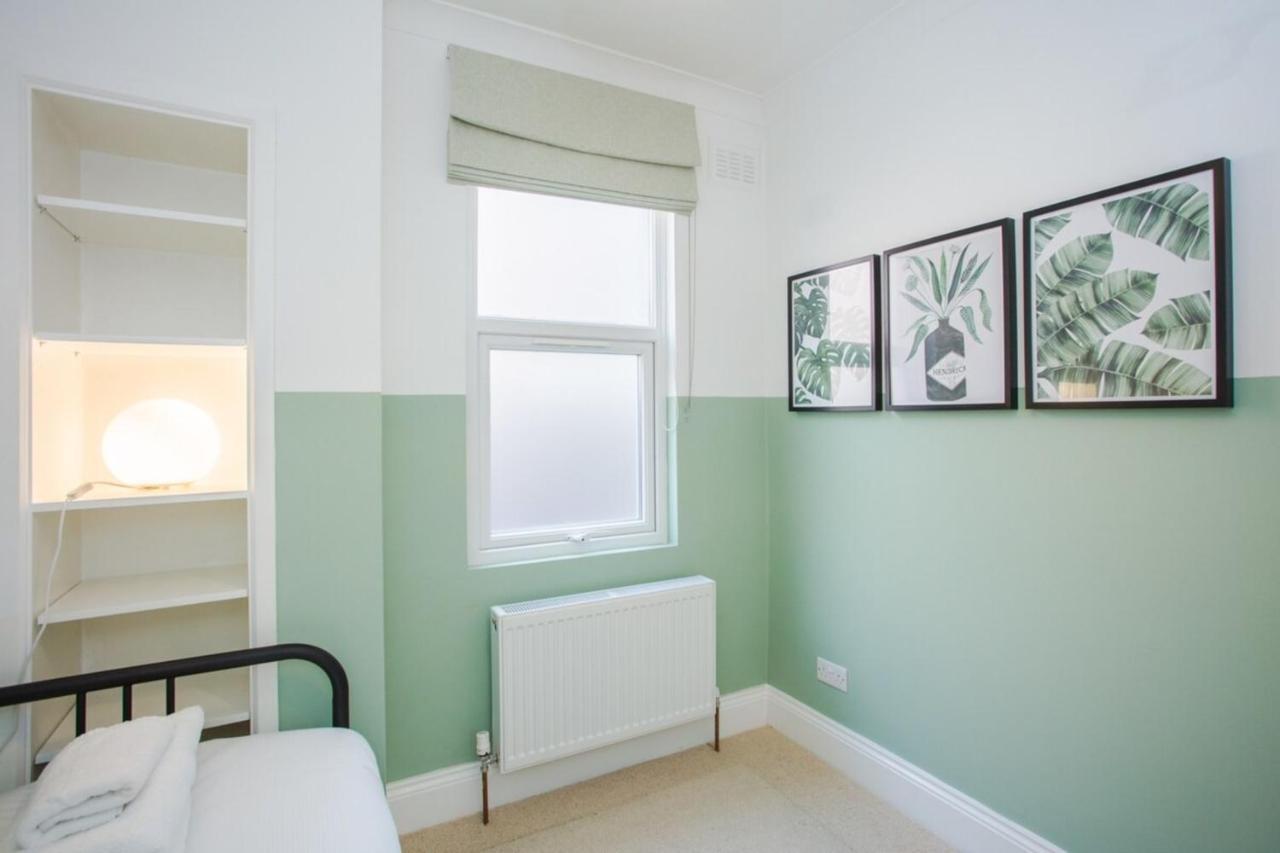 Stylish & Modern 3 Bed Flat In Nw With Garden