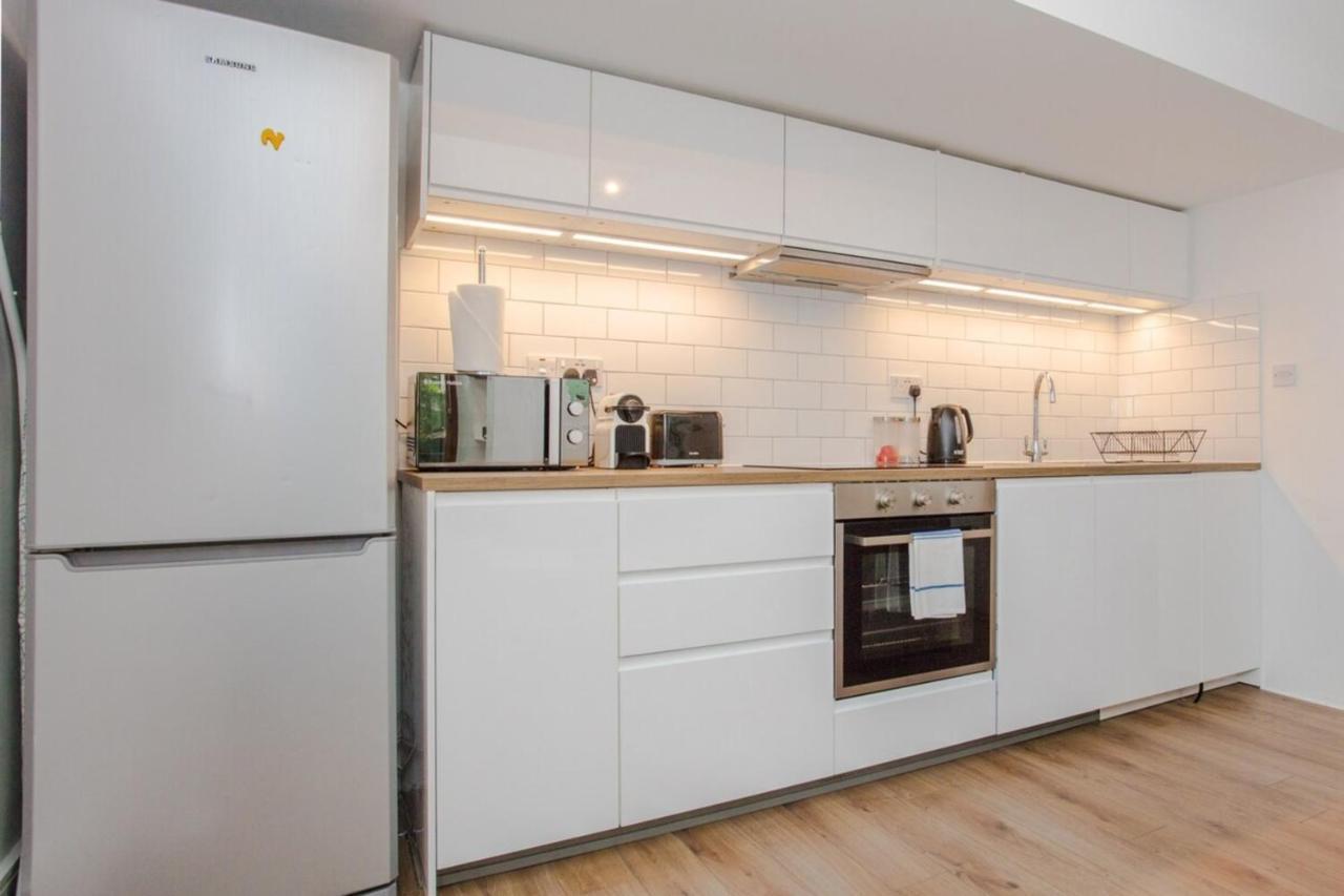 Spacious 2 Bedroom Flat For 6 - 10 Mins From Central Apartment *