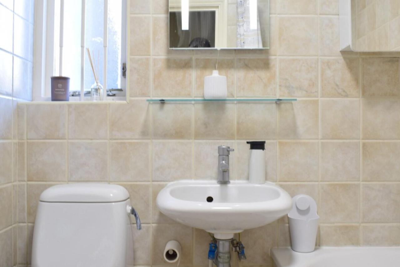 Charming 2 Bedroom 3 Mins From Arsenal Station Appartement *