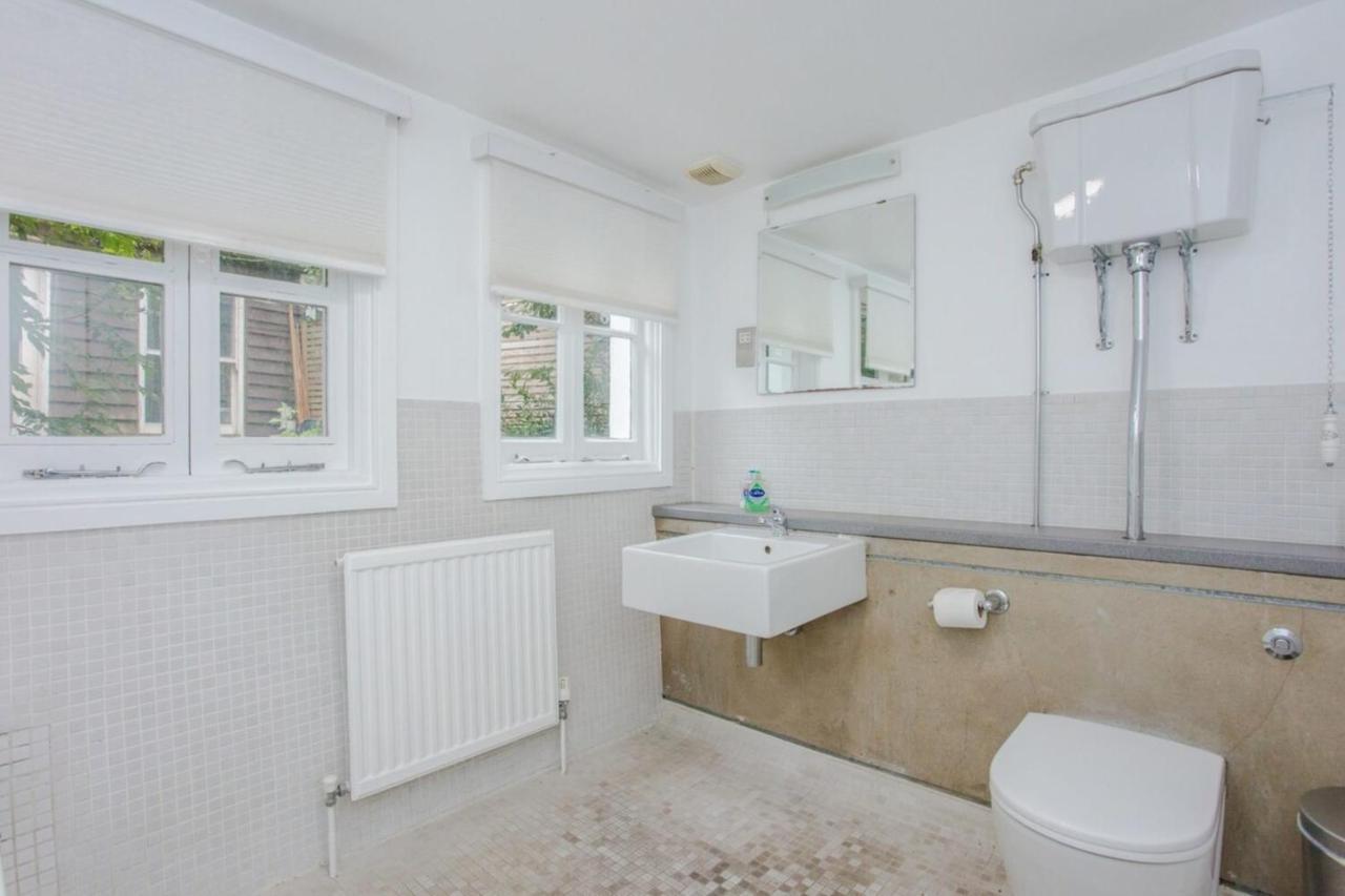 Spacious 2 Bedroom Flat For 6 - 10 Mins From Central * London