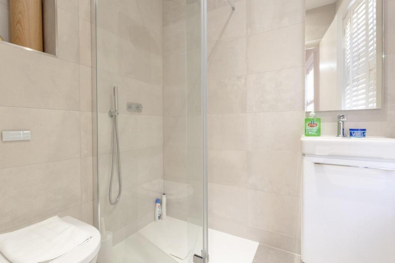 Fantastic 2 Bedroom In Apartment London