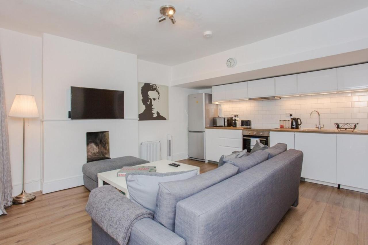 Spacious 2 Bedroom Flat For 6 - 10 Mins From Central Apartment