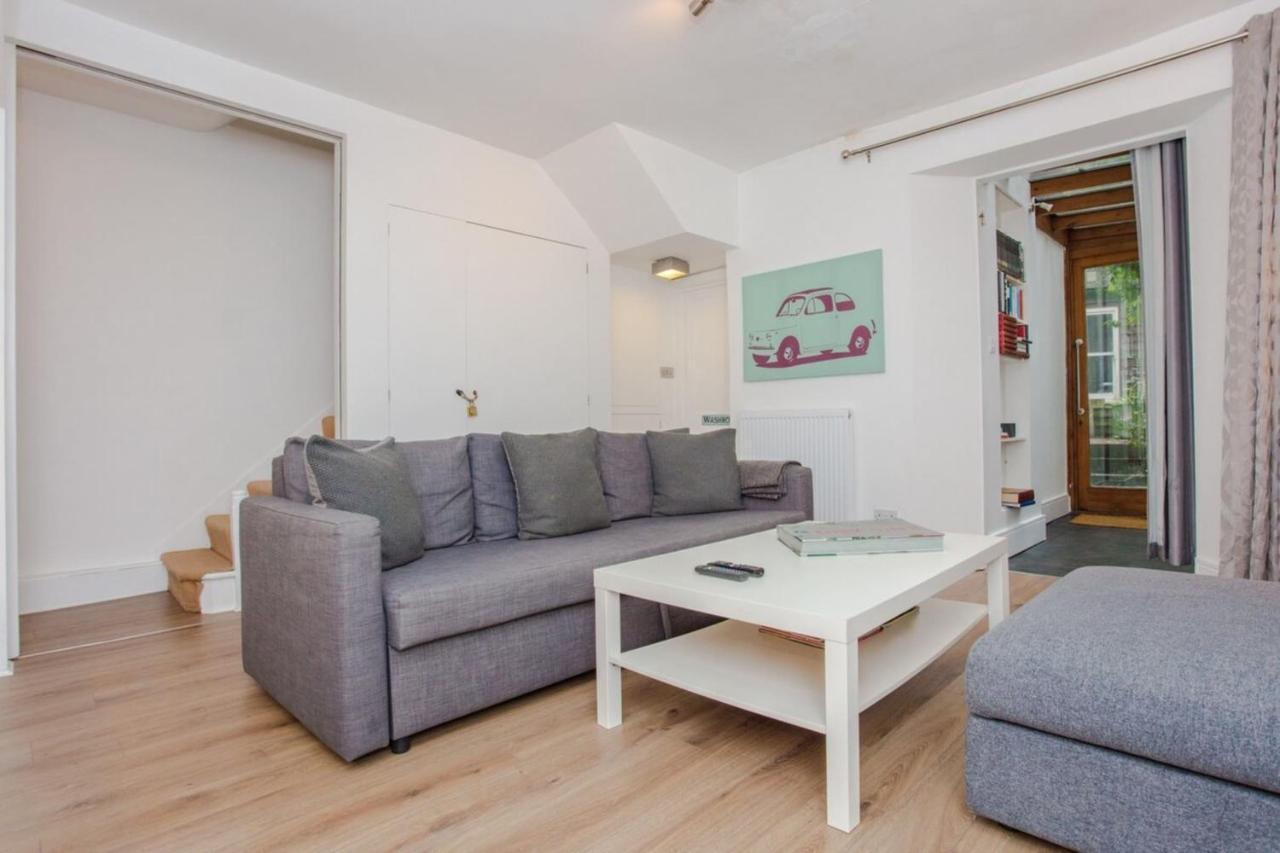 Spacious 2 Bedroom Flat For 6 - 10 Mins From Central Apartment London