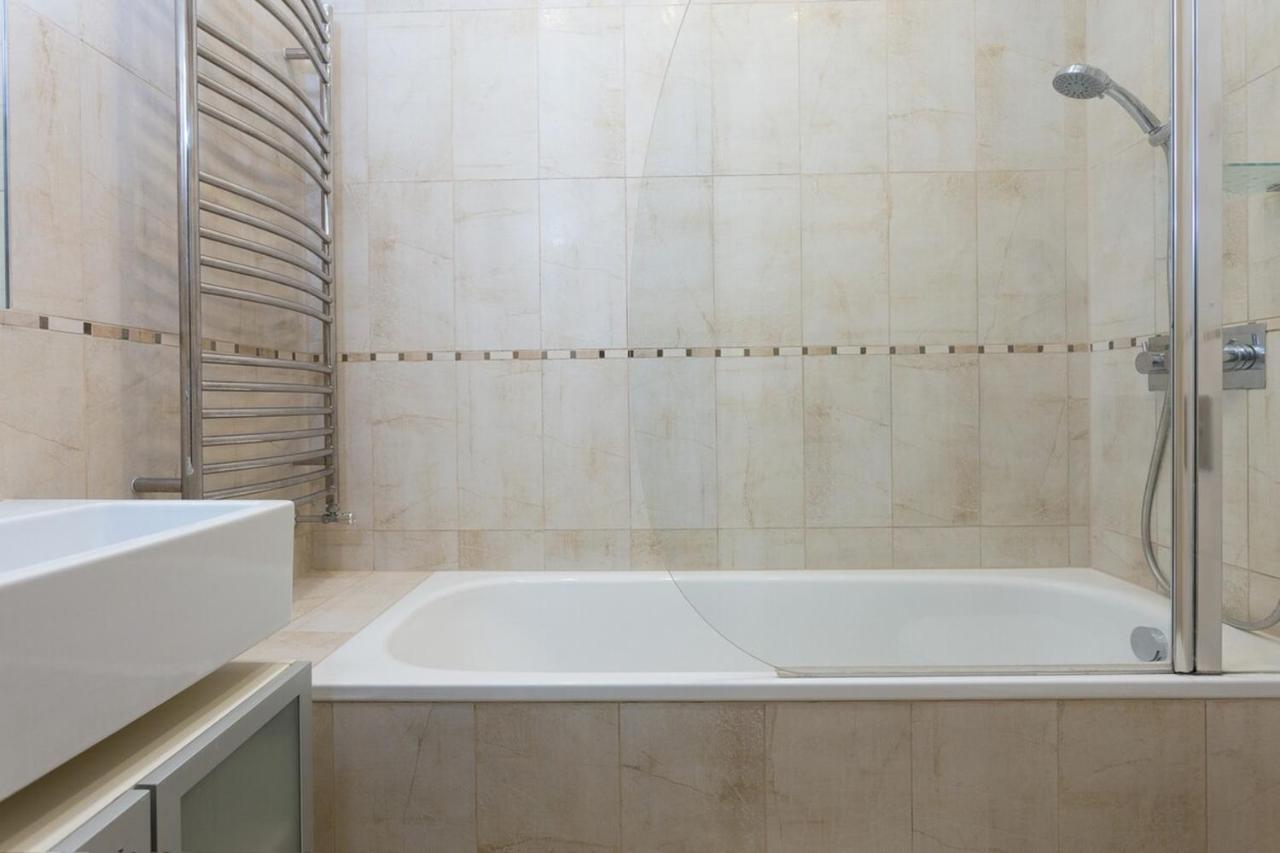 Bright And Spacious 1 Bedroom In The Heart Of Kensington
