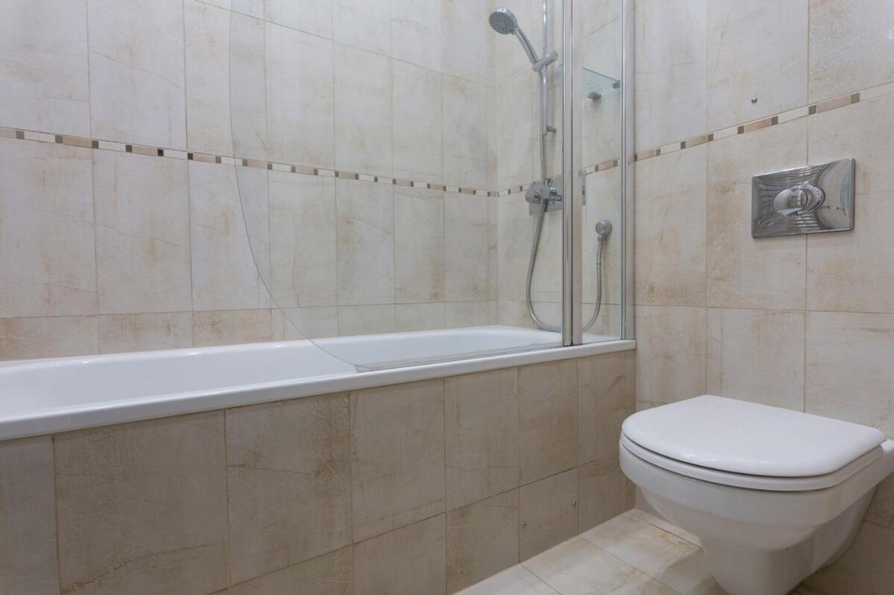 Bright And Spacious 1 Bedroom In The Heart Of Kensington Apartment