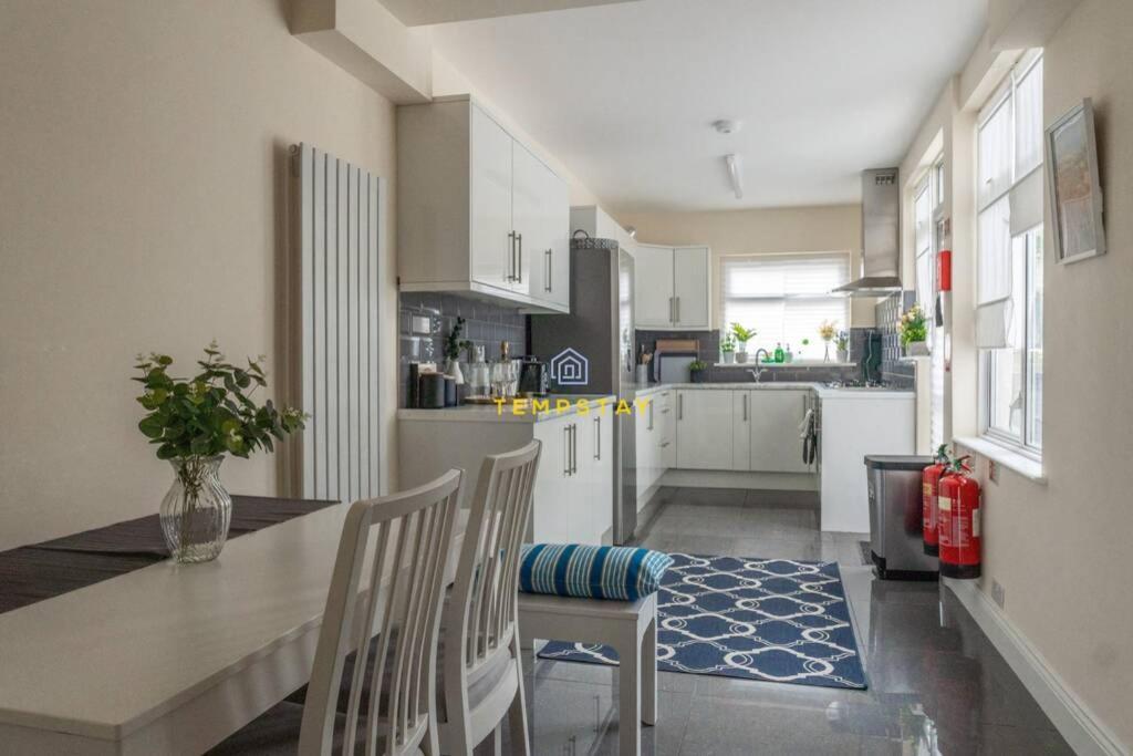 5 Bed/4 Bath At Wembley Stadium & Free Parking Holiday home *