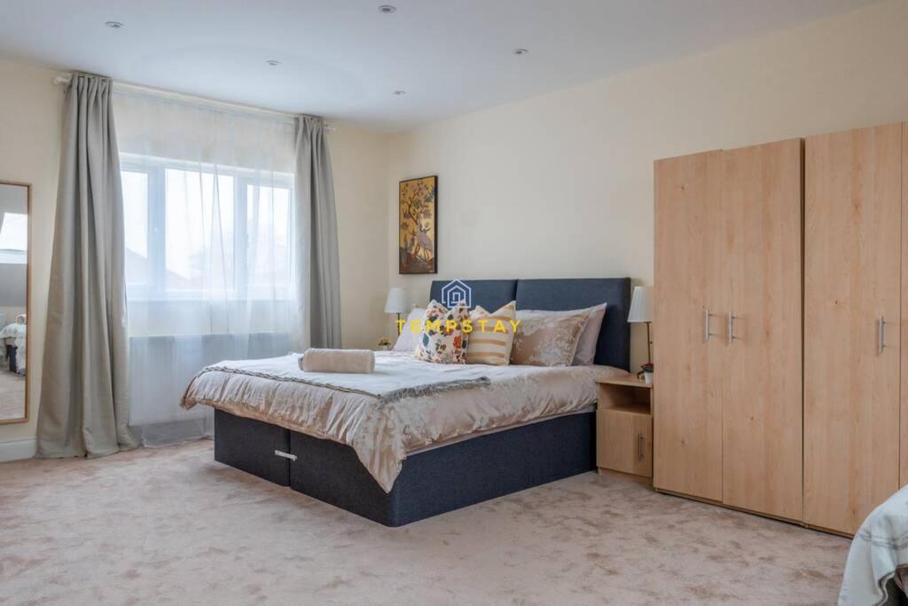 5 Bed/4 Bath At Wembley Stadium & Free Parking Holiday home *