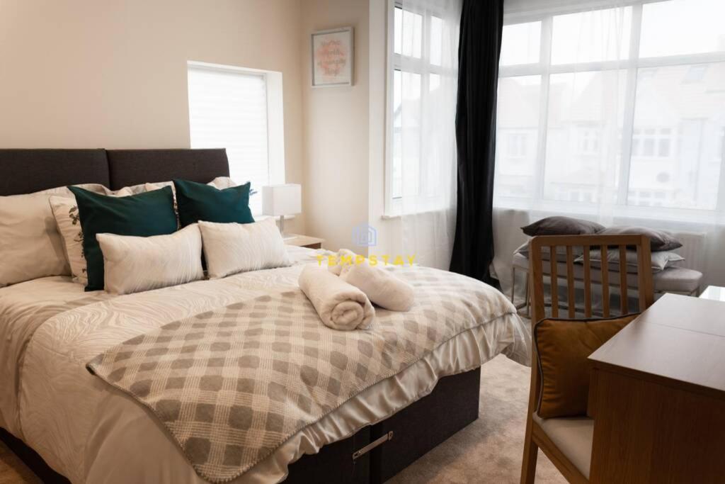 Holiday home 5 Bed/4 Bath At Wembley Stadium & Free Parking London