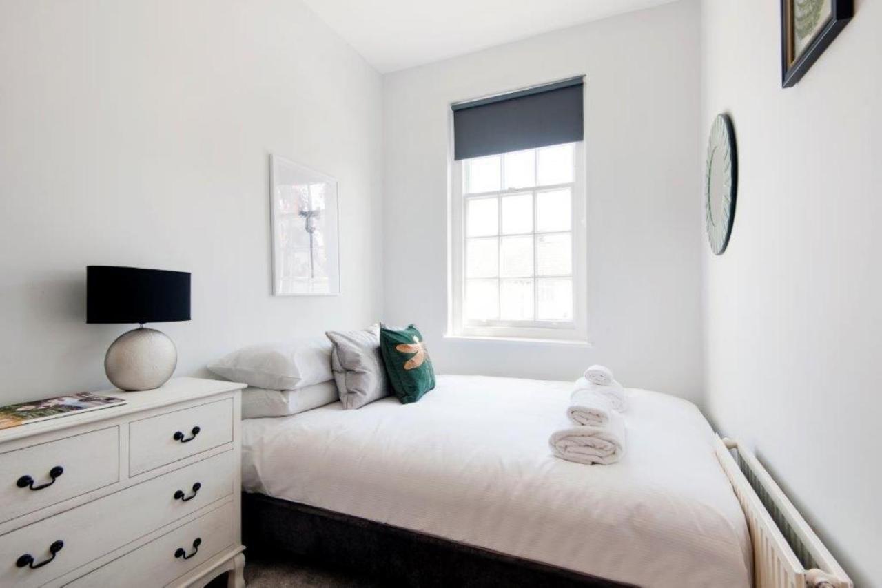 Hébergement de vacances Modern Family In Close To Amenities And Train
