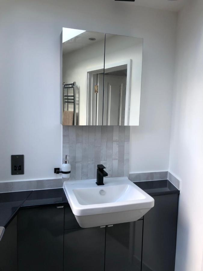 Self Contained Ensuite Double Bedroom With Own Entrance Free Off Street Parking *
