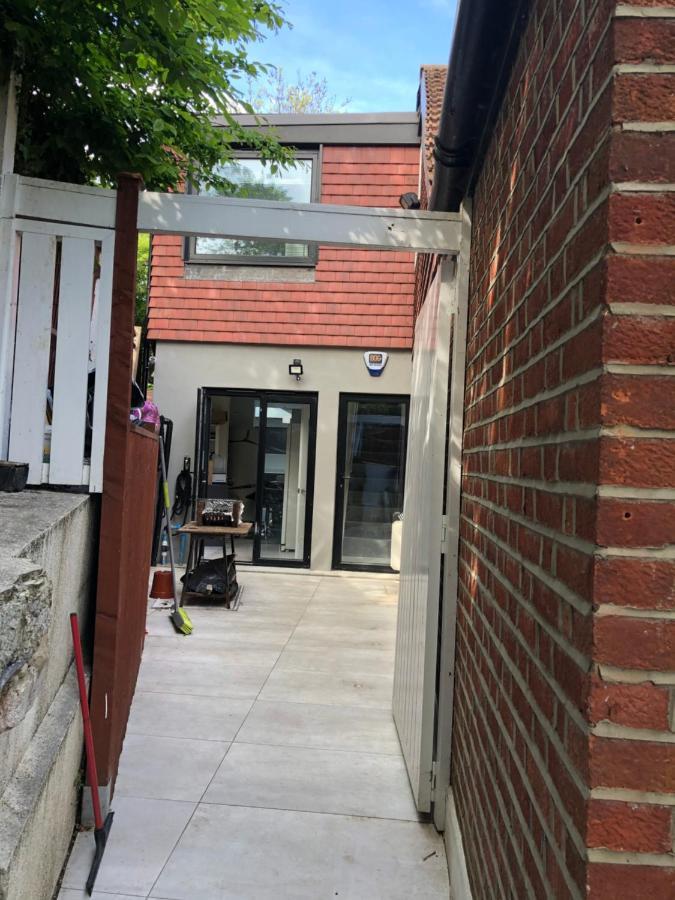 Self Contained Ensuite Double Bedroom With Own Entrance Free Off Street Parking Hospedagem domiciliar Londres