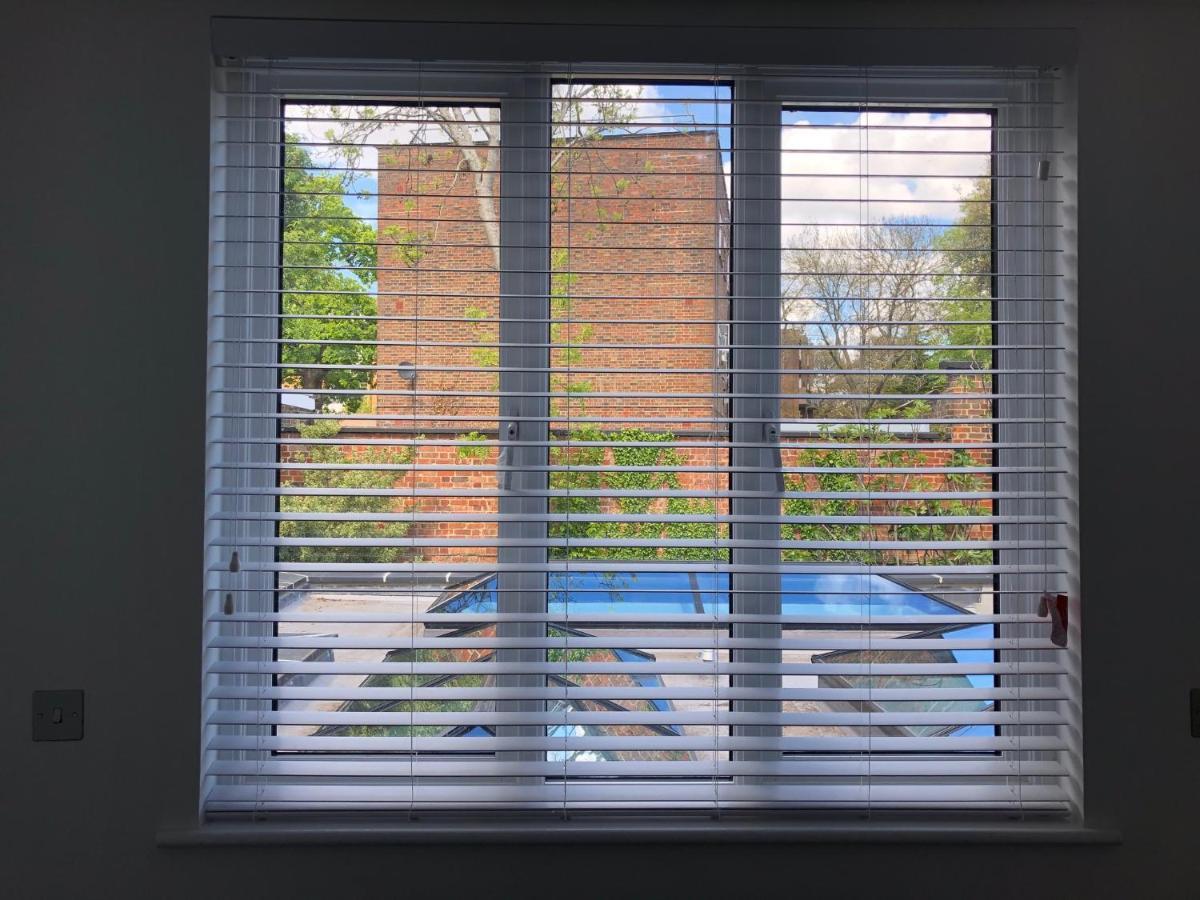 Self Contained Ensuite Double Bedroom With Own Entrance Free Off Street Parking *