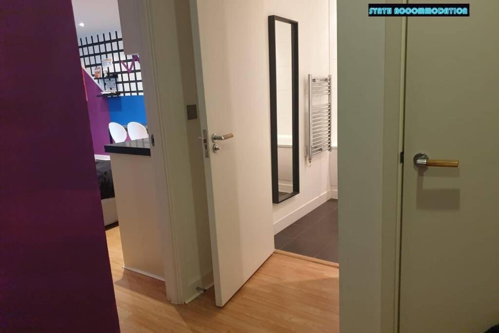 80s Retro 1bed Studio Serviced Canary Wharf Perfect For Solo & Couple Travellers