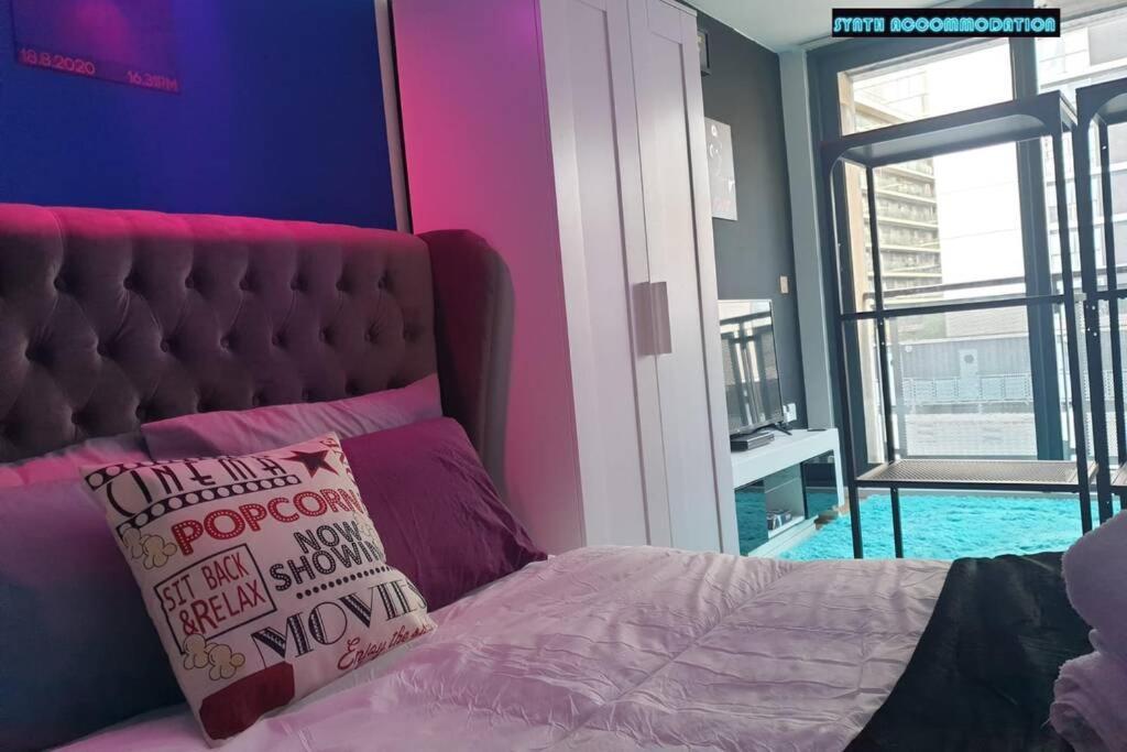 80s Retro 1bed Studio Serviced Canary Wharf Perfect For Solo & Couple Travellers * Londen
