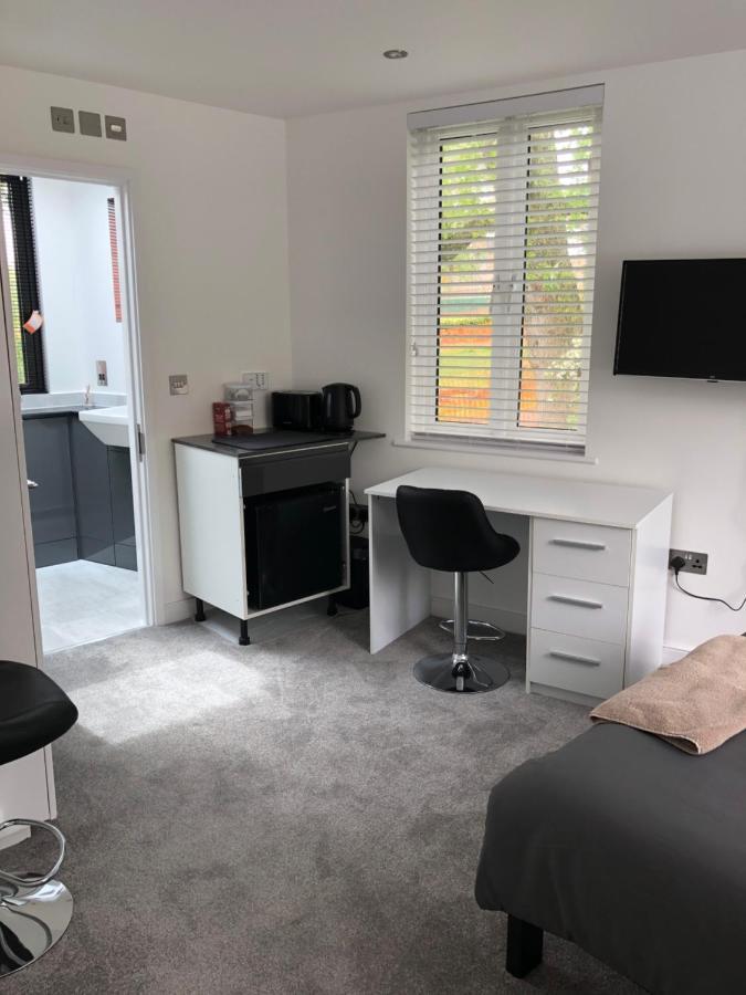 Self Contained Ensuite Double Bedroom With Own Entrance Free Off Street Parking