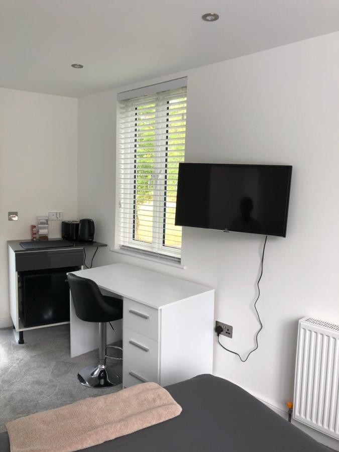 Self Contained Ensuite Double Bedroom With Own Entrance Free Off Street Parking Londres