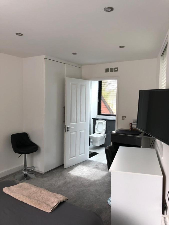 Self Contained Ensuite Double Bedroom With Own Entrance Free Off Street Parking
