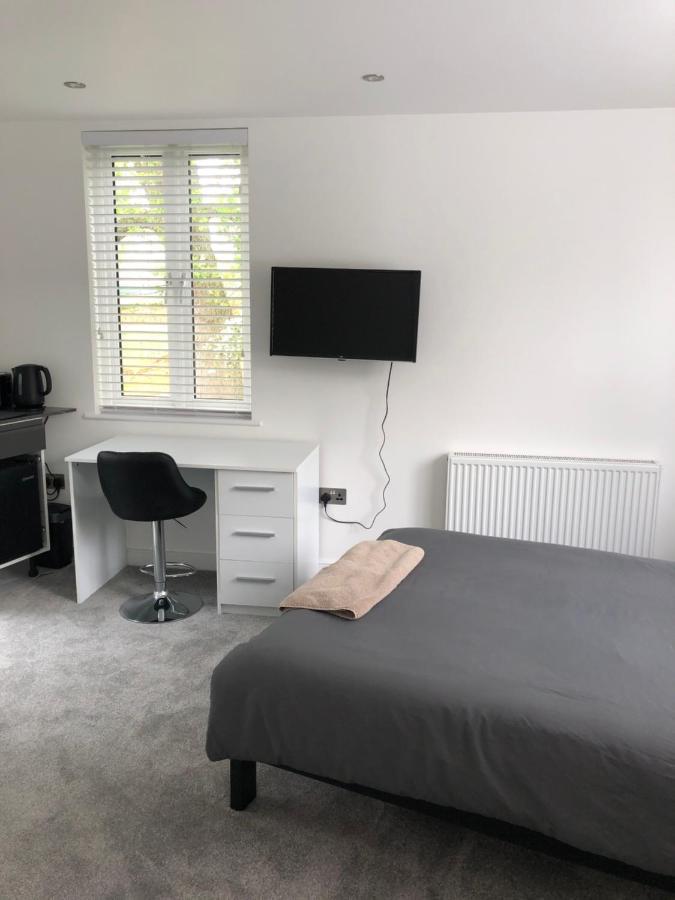 Self Contained Ensuite Double Bedroom With Own Entrance Free Off Street Parking *