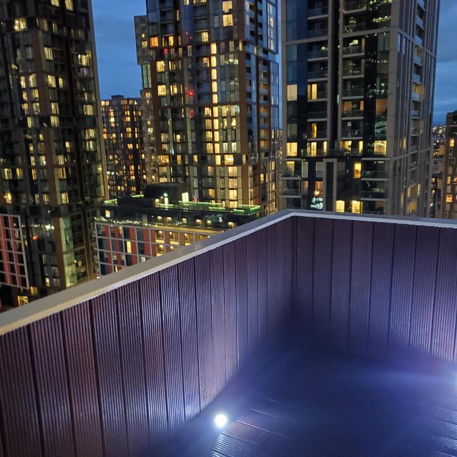 Captivating 2-bed In Canary Wharf Apartment *