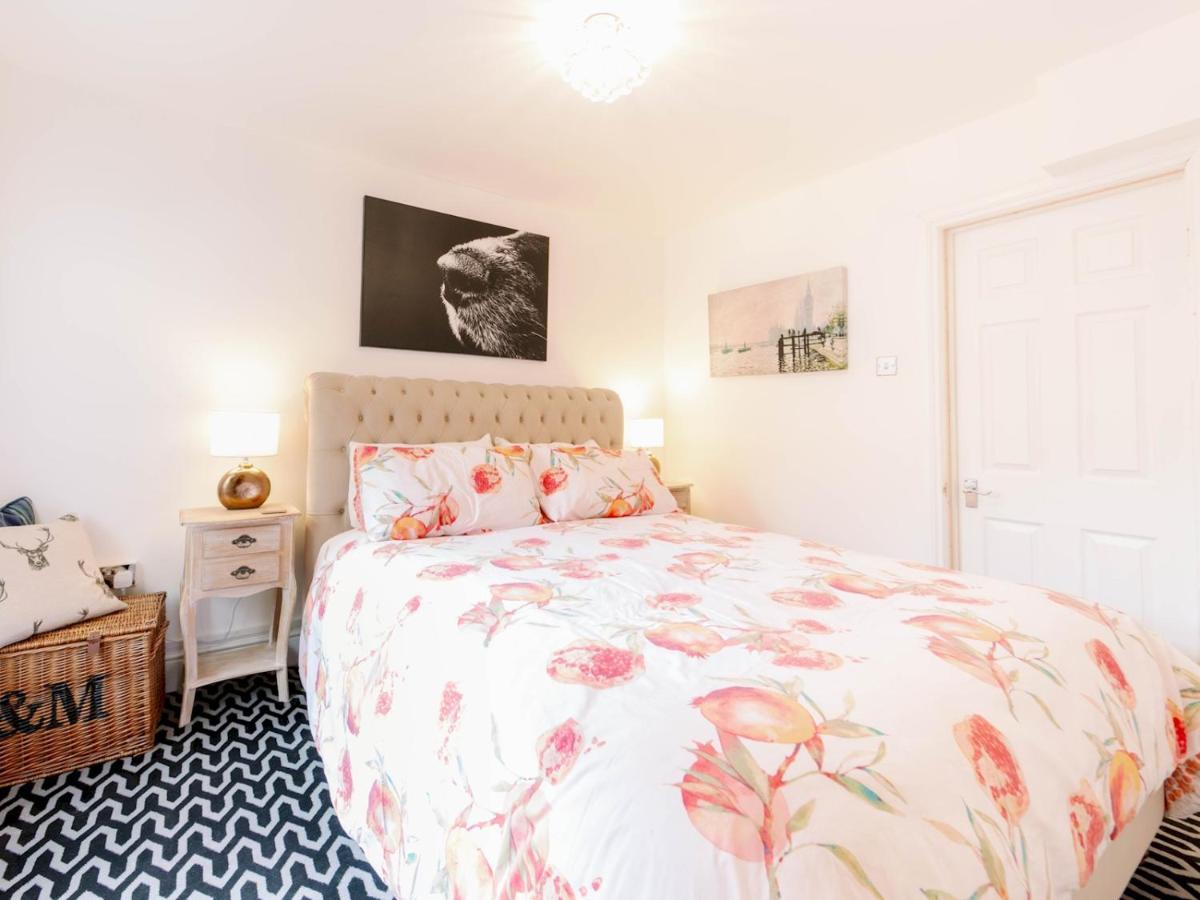 Pass The Keys Recently Renovated 1br Flat With Private Garden In South Londres