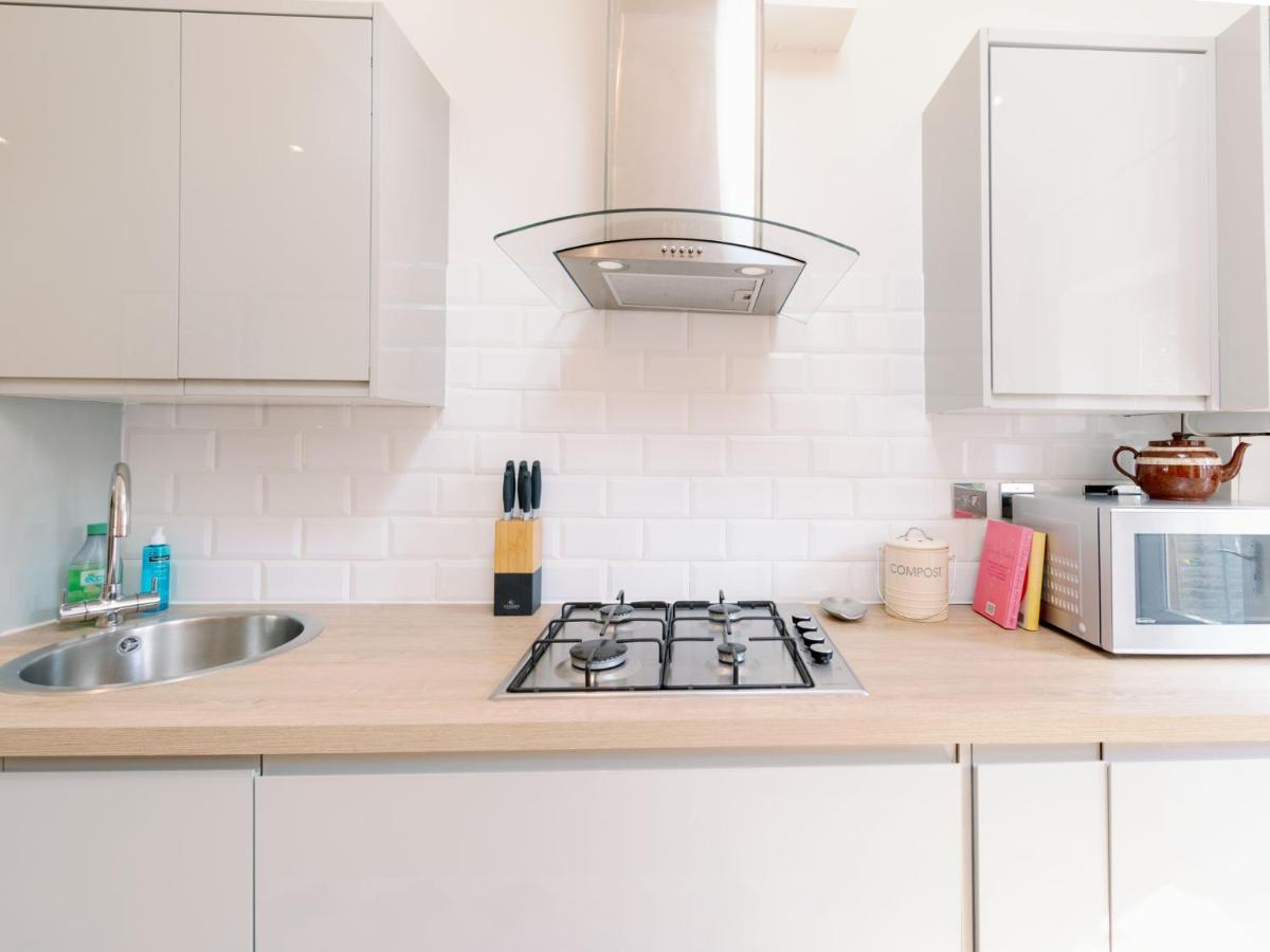 Pass The Keys Recently Renovated 1br Flat With Private Garden In South Londres