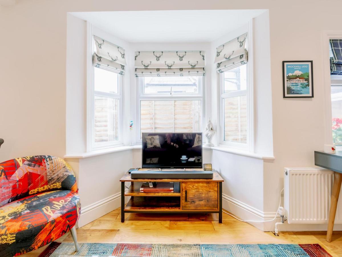 Pass The Keys Recently Renovated 1br Flat With Private Garden In South Londres