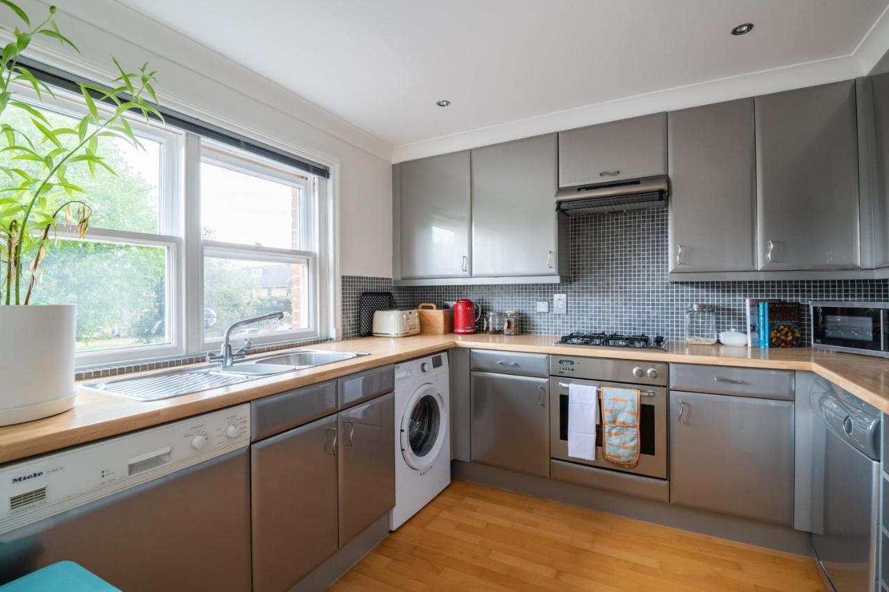 Pleasant Putney Close To The Tube Station By Underthedoormat Londres
