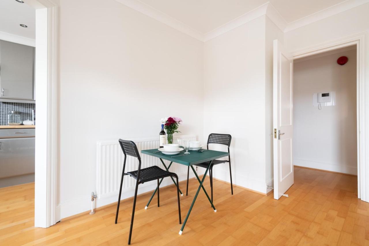 Pleasant Putney Close To The Tube Station By Underthedoormat *