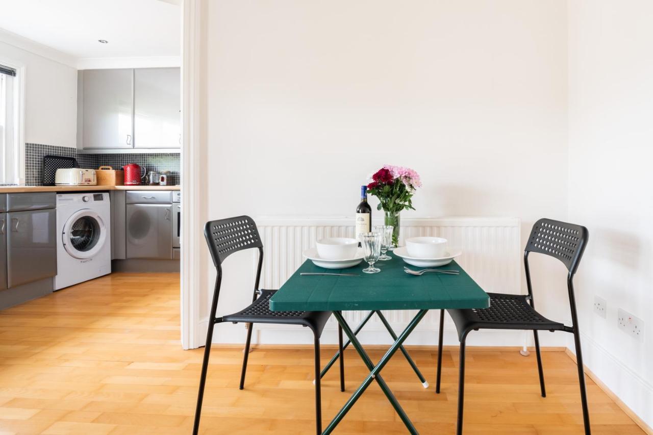 Pleasant Putney Close To The Tube Station By Underthedoormat