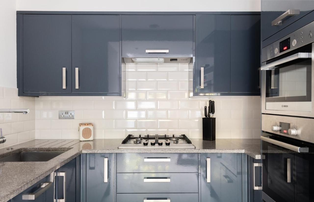 The Heart Of Shepherds Bush - Modern 2bdr With Garden Apartment *