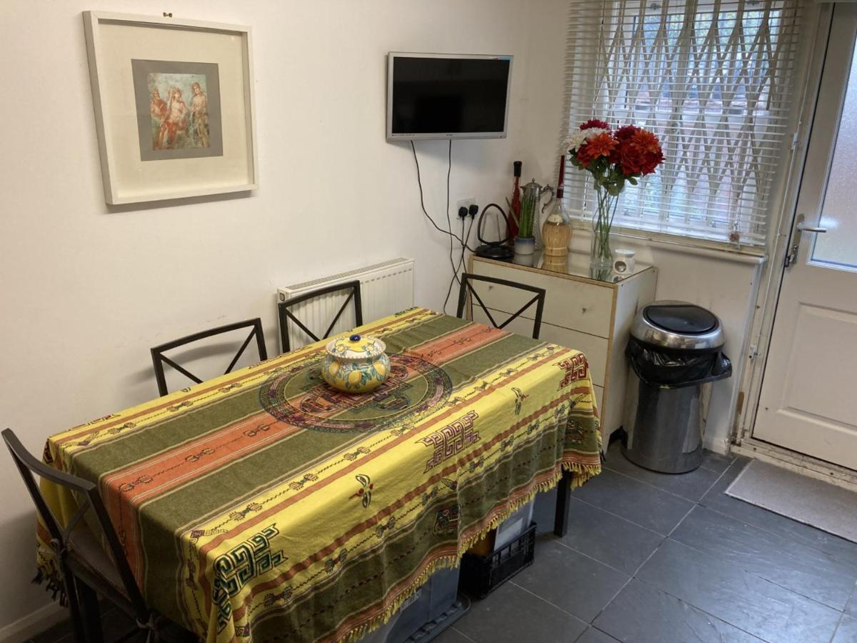 Stunning Ground Floor Garden - Entire Apartment, Centrally Located, With Free Off Road Parking By Flat & Wiffi, Beautifully Secluded, 3 Mins From Amenities Londres
