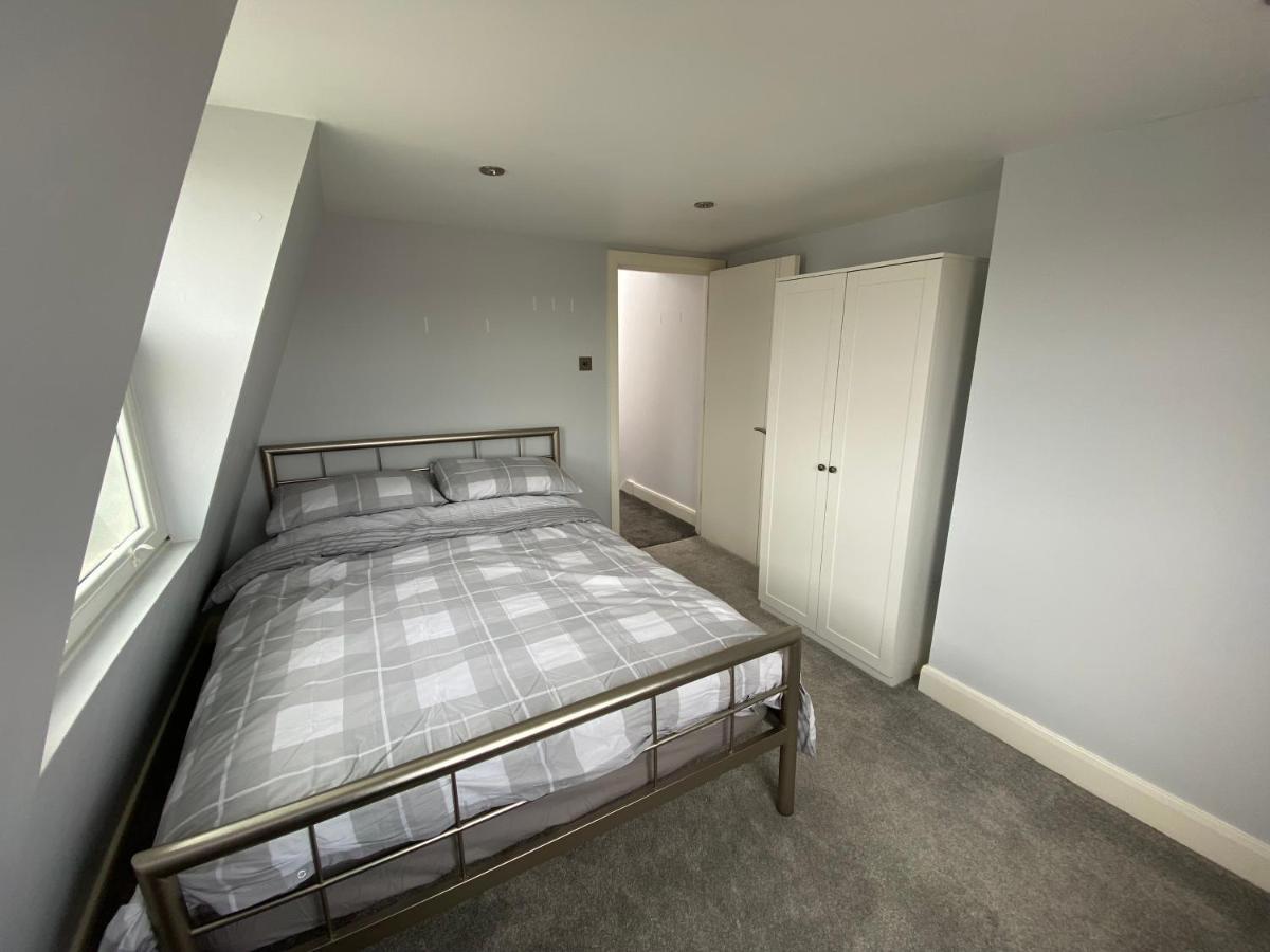 3 Bed In Colliers Wood * Londen