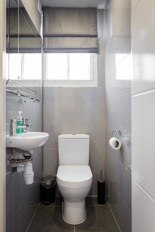 24 Molyneux Street *