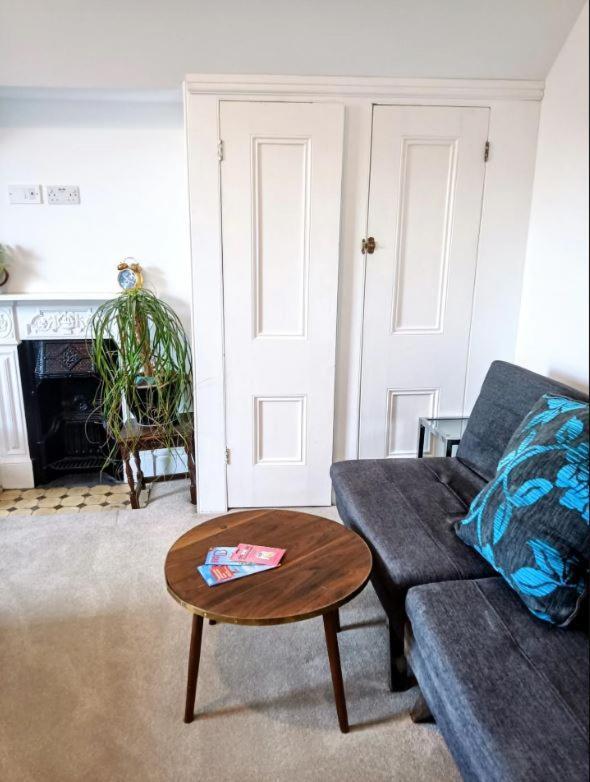 Stylish 2-bed Flat, Quick Access To Sights