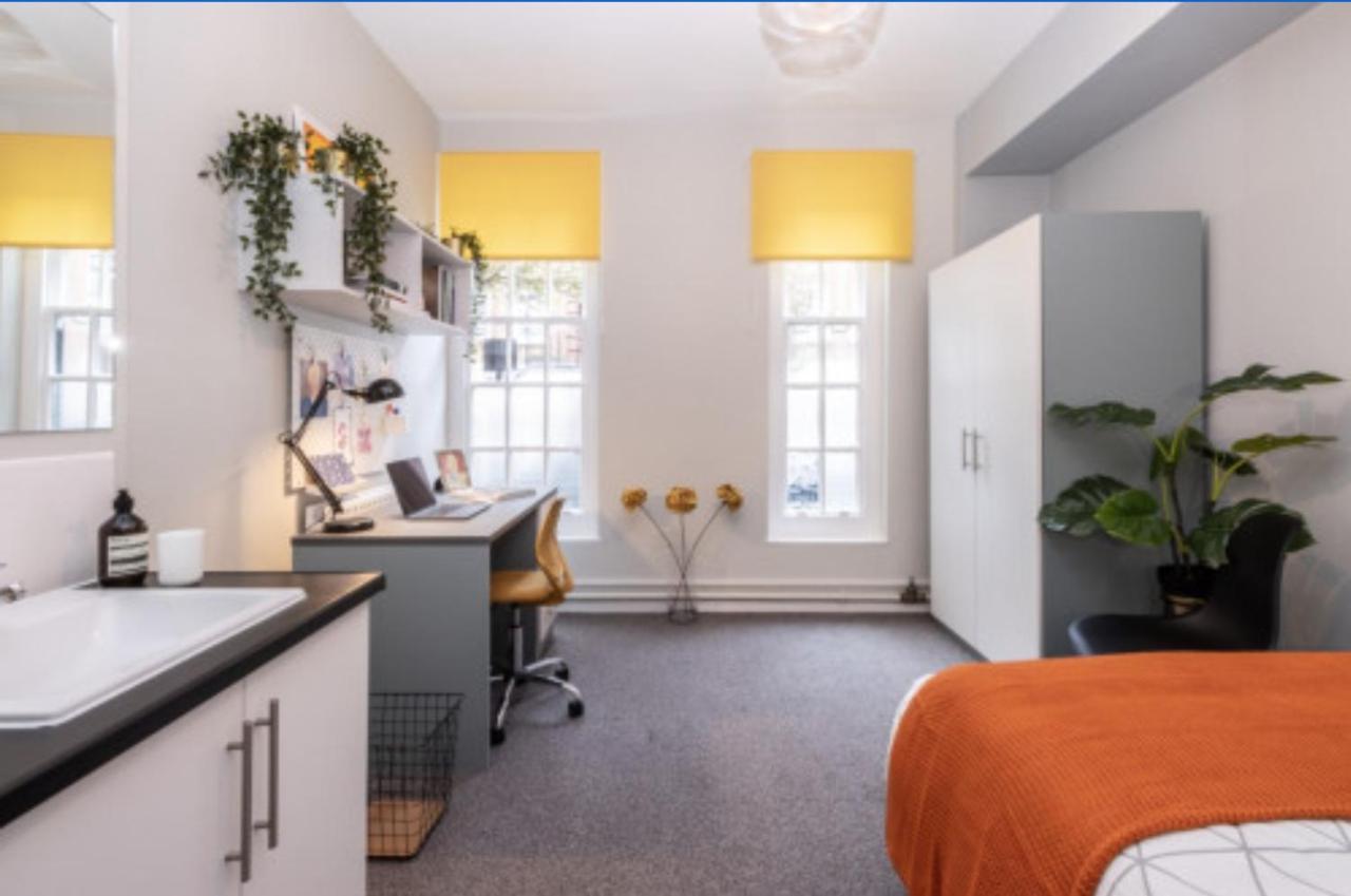 Modern And Studio, Westminster - Sk *