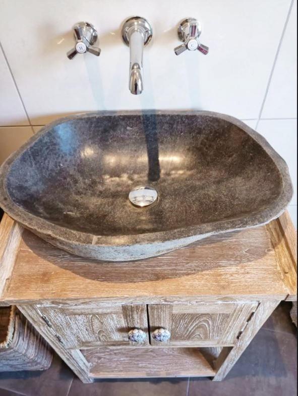 Stylish 2-bed Flat, Quick Access To Sights *