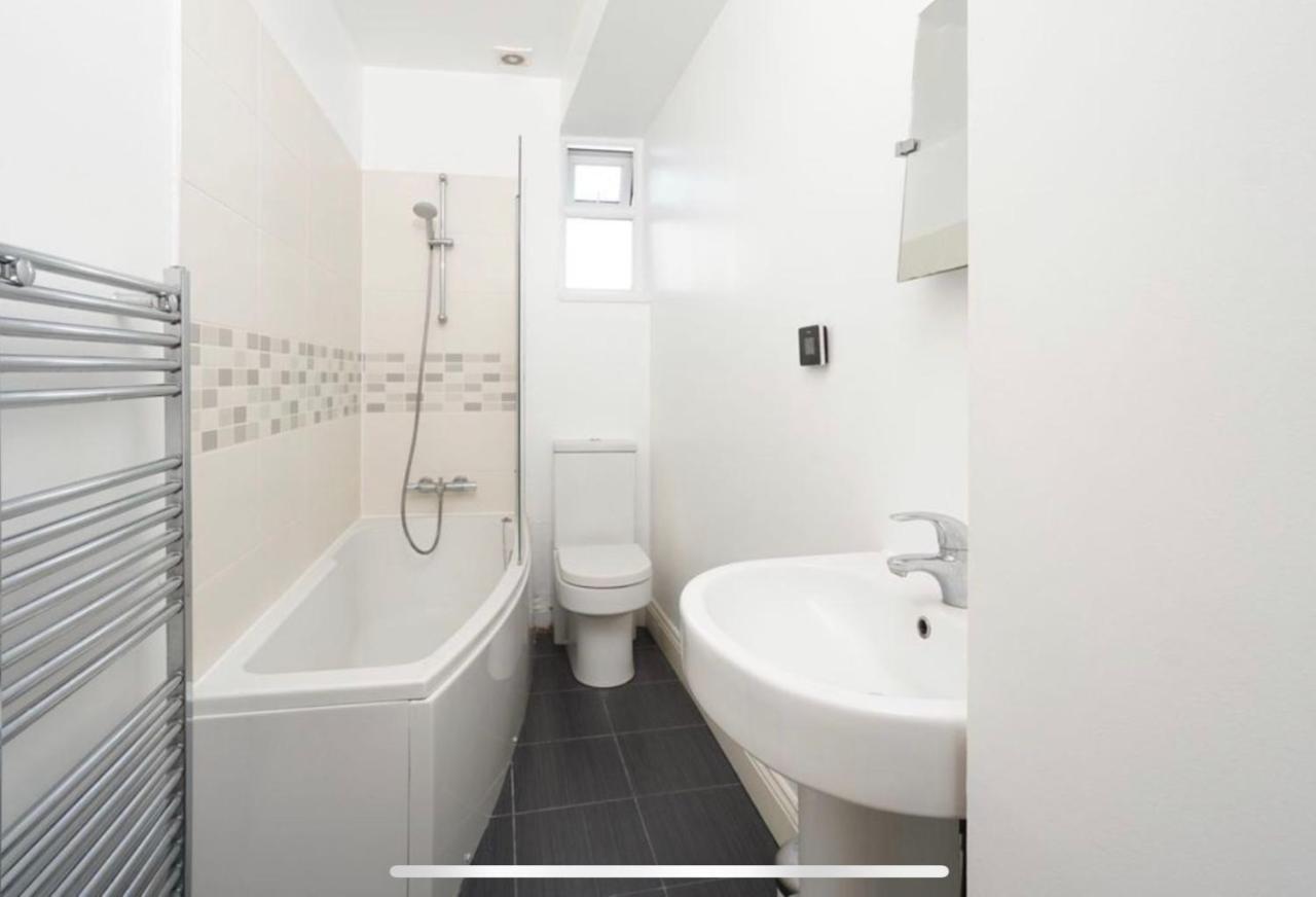 35 Mins To London. 3 Bedrooms. 2 Bathrooms With Garden Casa de Férias Londres