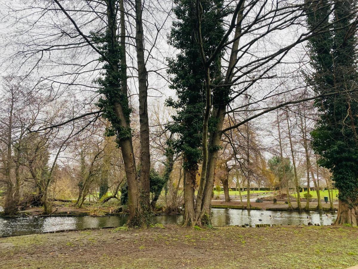 35 Mins To London. 3 Bedrooms. 2 Bathrooms With Garden Casa de Férias Londres